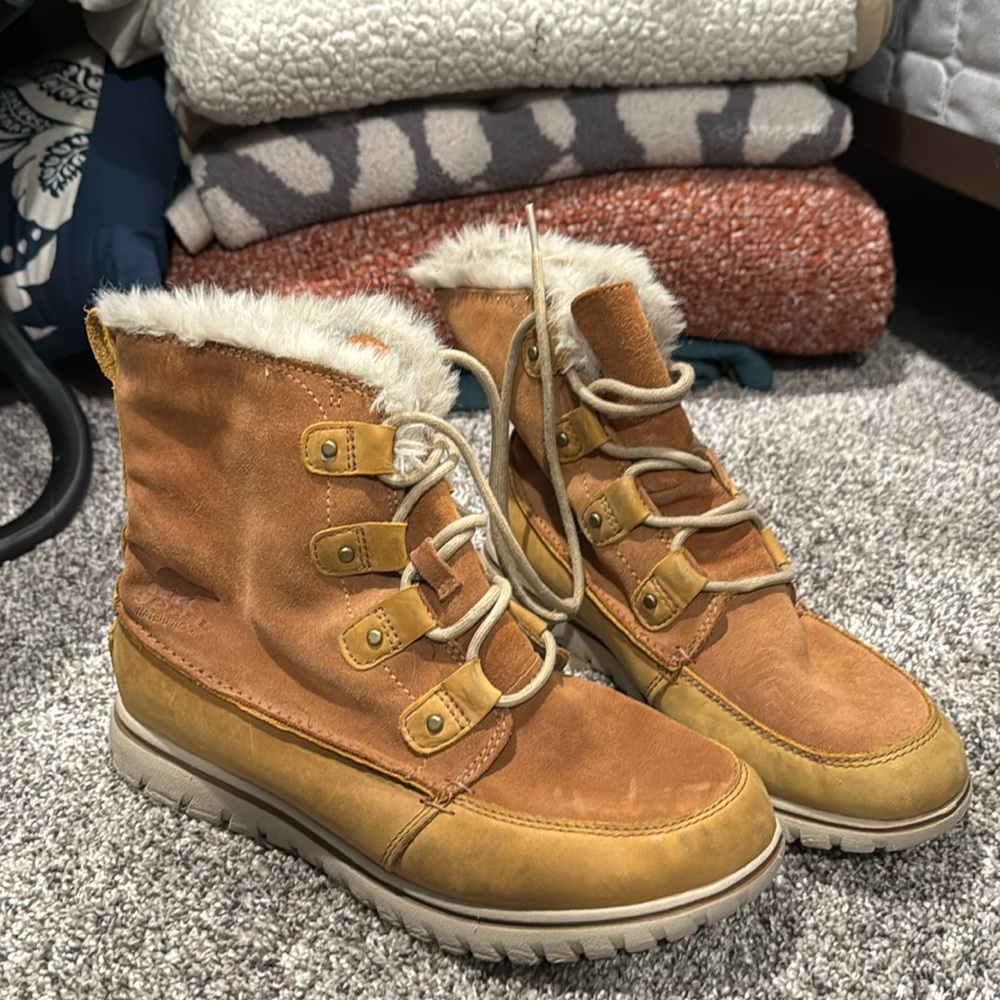 Sorel women’s boots. Size 10. EUC.